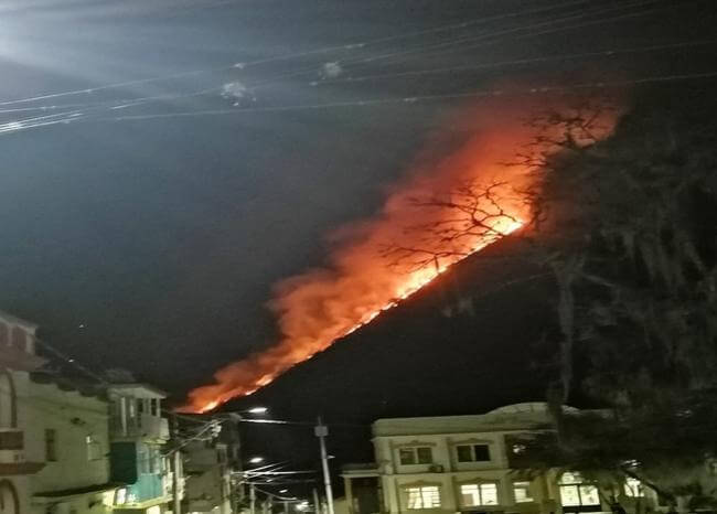  Gigantesco incendio forestal amenaza a habitantes de San Andrés en Santander