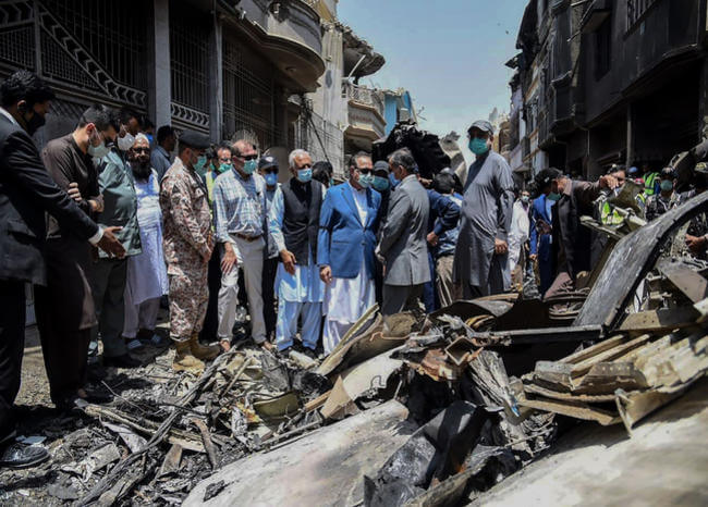  Sobreviviente cuenta el horror del accidente de avión en Pakistán