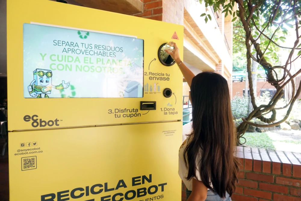  Ecobot, la máquina que premia a quienes ayudan a reciclar los envases