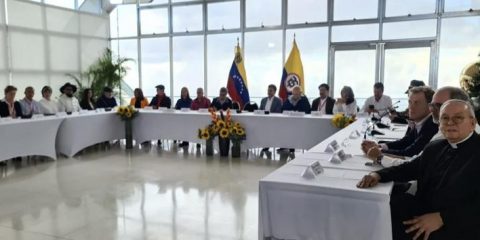  Gobierno y ELN concluyen la primera ronda de diálogo en Caracas