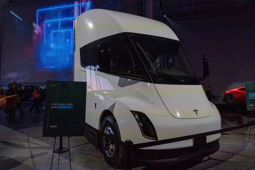  Tesla entra al mercado emergente con sus camiones eléctricos ‘Semi’